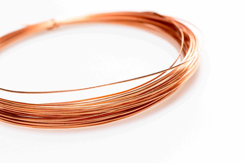 porque os fios de cobre utilizados para conduzir energia elétrica